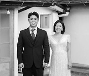 김영희♥윤승열, 흑백 신혼여행 사진 공개..함박미소 [M+★SNS]