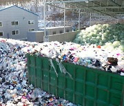 [탄소제로] 하루 버려지는 플라스틱 '5톤 트럭 1700대'.."재활용 절반은 폐기"