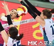 김연경 '블로킹 사이로 강스파이크' [MK포토]