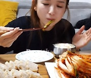 "김치는 한국음식" 햄지, 中 보란 듯 '김장 먹방'으로 복귀