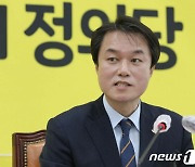 "사퇴로 끝날 일 아냐" 시민단체,  '성추행 혐의' 김종철 경찰 고발