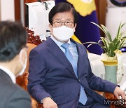[머니S포토] 박병석 국회의장 공수처장과 환담