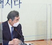 [머니S포토] 김진욱과 이낙연, 무슨 대화 나눴을까