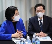 [헤럴드pic] 담소를 나누는 박영선·우상호·이재명