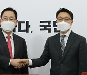 김진욱 만난 주호영 "살아있는 권력 수사 잘해달라"