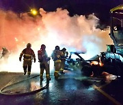 [단독]불타는 차로 뛰어든 의인들..의식불명 4명 구했다