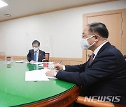 관계장관회의 주재하는 홍남기 장관