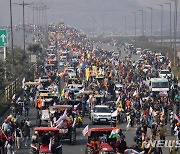 수도로 트랙터 몰고 들어가는  인도 농부 시위대