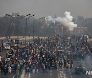 뉴델리 시내로 몰려오는 농부들과 경찰 최루탄