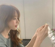 '유지태♥' 김효진, 꽃 옆에서 더 빛나는 미모.. '애둘맘' 안 믿기는 인형 비주얼
