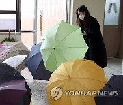 복도에 놓인 우산