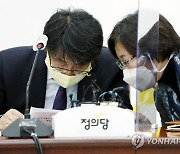 대화하는 정의당 김윤기 당대표 직무대행과 박인숙 부대표