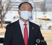 홍남기 "선진국보다 역성장 폭 훨씬 작았다..내수부진은 뼈아파"(종합)