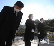 [포토]故 김대중 대통령 묘소 찾은 박영선 전 중소벤처기업부 장관
