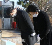 [포토]故 김대중 대통령 묘소 찾은 박영선
