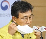 방역당국 "확진자 밀접접촉 복지장관, 내달 9일까지 자가격리"