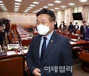 [포토]회의장 나서는 윤호중 위원장과 여당 의원들