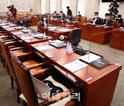 [포토]야당 의원들 불참 속 법무부 장관 후보자 청문 보고서 채택