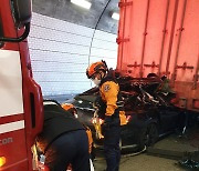 산청2터널서 승용차, 고장으로 멈춰 선 트럭 추돌..40대 사망