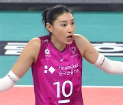 '배구 여제' 김연경이 포효한 이유는?..'로컬룰'이 야속해