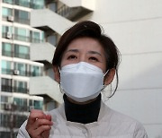 "24번 부동산 정책 뭐가 바꼈나?"..나경원, 은마아파트 찾아 재건축 약속