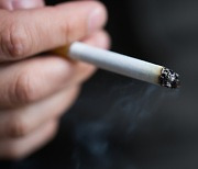 흡연자 코로나19 사망 위험, 비흡연자의 '2배'