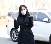 [포토] 조정민, 미녀 가수의 출근길 하트