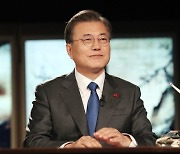 文대통령 "한국, 코로나 극복 단계로 진입..이익공유제 논의"