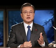 문 대통령, 세계 경제계 향해 "한국에 투자하라" [전문]