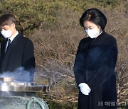 [헤럴드pic] 참배하는 박영선 전 장관