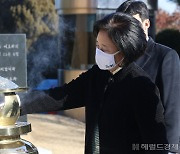 [헤럴드pic] 현충원을 찾은 박영선 전 장관