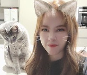 써니, 깜찍 발랄 표정+반려묘와 행복 근황 "후추 그러기야?" [SNS★컷]