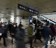 계속 늘어나는 이동량 "방심하면 설 연휴 확진자 증가"