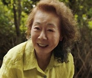 영화 '미나리' 윤여정, 美서 20관왕 '파죽지세'