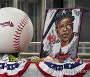 MLB 애틀랜타 홈구장에 전시된 '홈런왕' 행크 에런의 유품