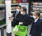 이성희 농협회장, '자동계산' AI매장 점검.."디지털로 농산물 판매 확대"