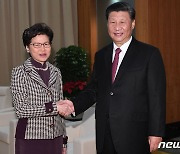 시진핑, 캐리 람에 '애국자' 칭찬.."홍콩 올바른 길로 되돌렸다"