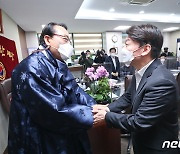 김호일 노인회장과 인사하는 안철수 대표