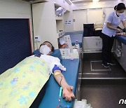 헌혈 캠페인 후 헌혈하는 우상호