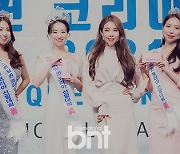 [bnt포토] '스마일퀸코리아선발대회'에서 진선미와 기념촬영하는 김지나