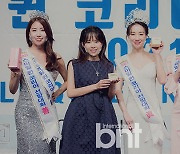 [bnt포토] '스마일퀸코리아선발대회'에서 진선미와 기념촬영하는 이송이 대표