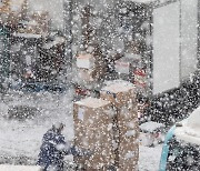 [포토] 눈 내리는 날씨에도 분주한 택배노동자