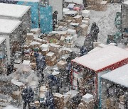[포토] 눈 내리는 서울, 분주한 택배노동자