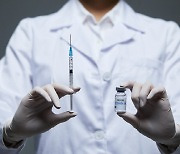​정부 "코로나19 백신 접종 1순위 코로나 전담병원 의료진"