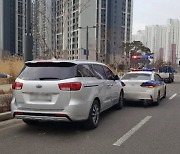 [오늘 이 뉴스] 의식 잃은 운전자의 역주행 차량..경찰이 막았다