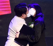 [포토] 강재준-이은형 부부, '개그 커플의 키스 퍼포먼스'
