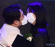 [포토] 강재준-이은형 부부, '마스크 쓰고 멋진 키스 퍼포먼스'