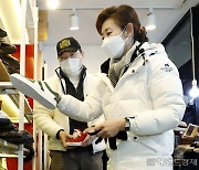 [헤럴드pic] 수제화 매장을 찾은 나경원 전 의원