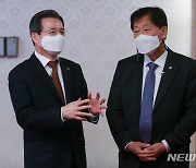 윤후덕, 기재차관에 "손실보상 입법 전후 4차지원금 지원"