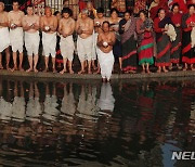 네팔 마드하브 나라얀 축제, 강둑에서 기도하는 힌두교도들